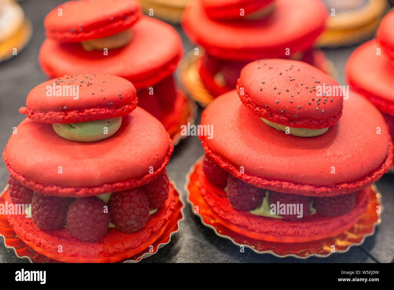 Meringa rosso lampone crostate a Parigi Foto Stock