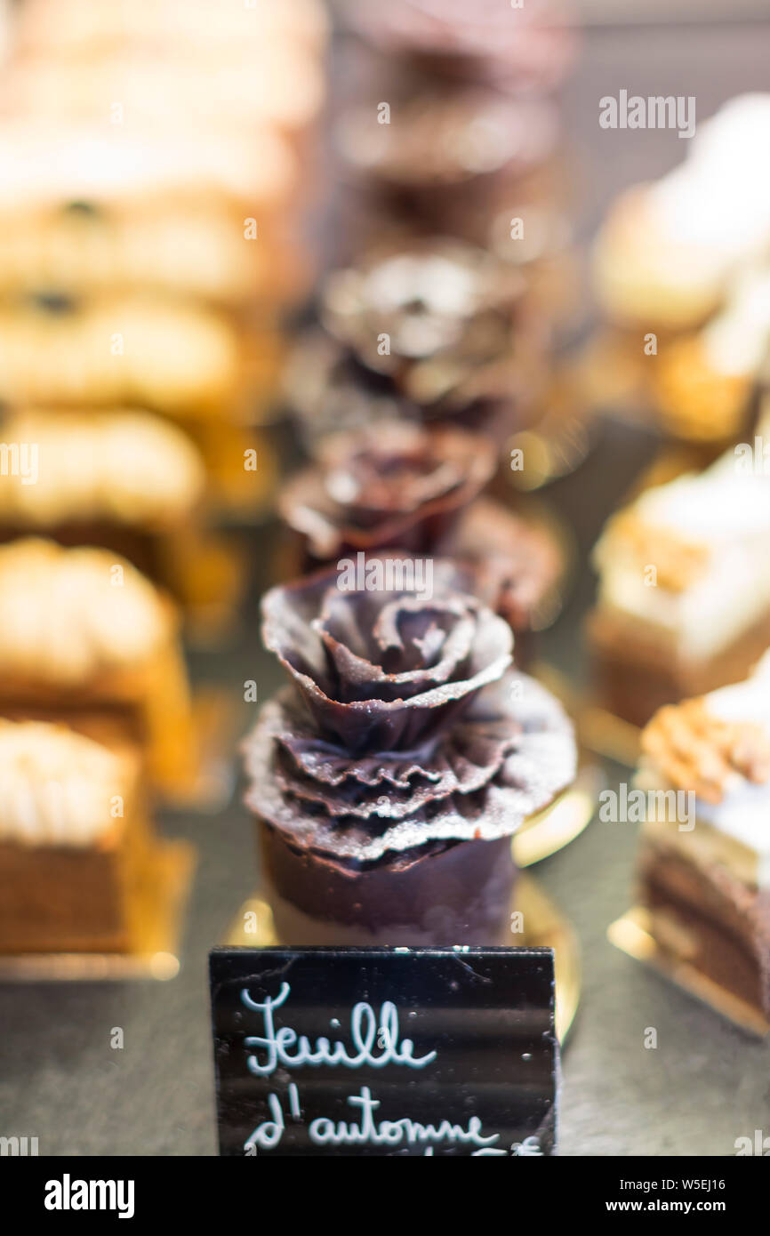 "Feuille d'automne Foglie di autunno dolci al cioccolato a Parigi nella finestra di panetteria Foto Stock