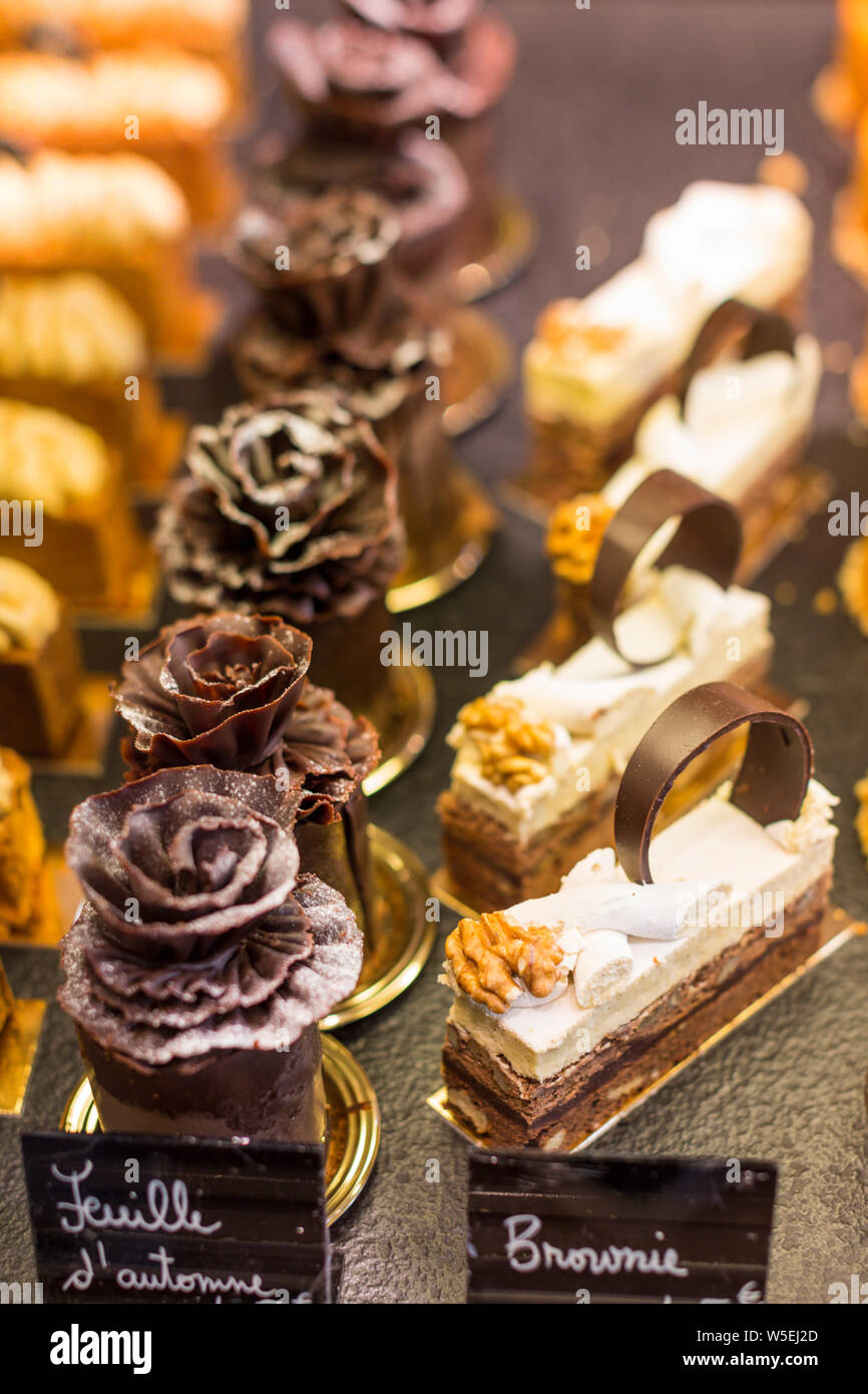 "Feuille d'automne Foglie di autunno dolci al cioccolato e coccinelle a Parigi nella finestra di panetteria Foto Stock