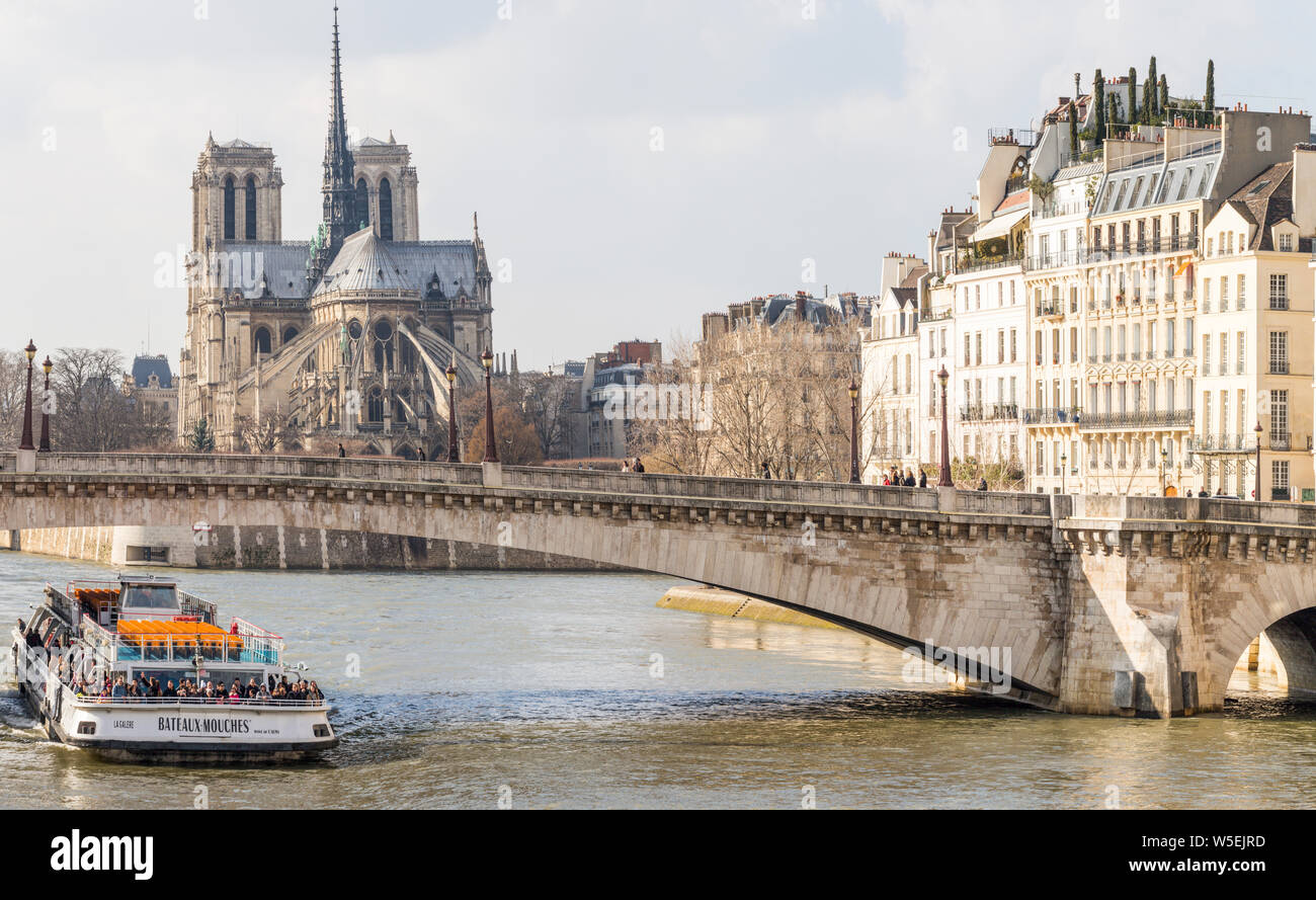 Bateau Mouche fiume tour in barca sulla Senna sotto Pont de la Tournelle, Parigi Foto Stock