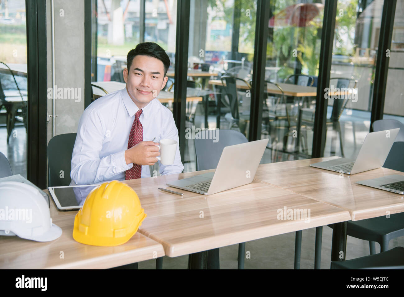India, automatizzato, workshop, industriale, sicurezza, produzione, macchina, ingegneria di controllo, fabbrica, maschio, casco, tirocinio, industria, Foto Stock