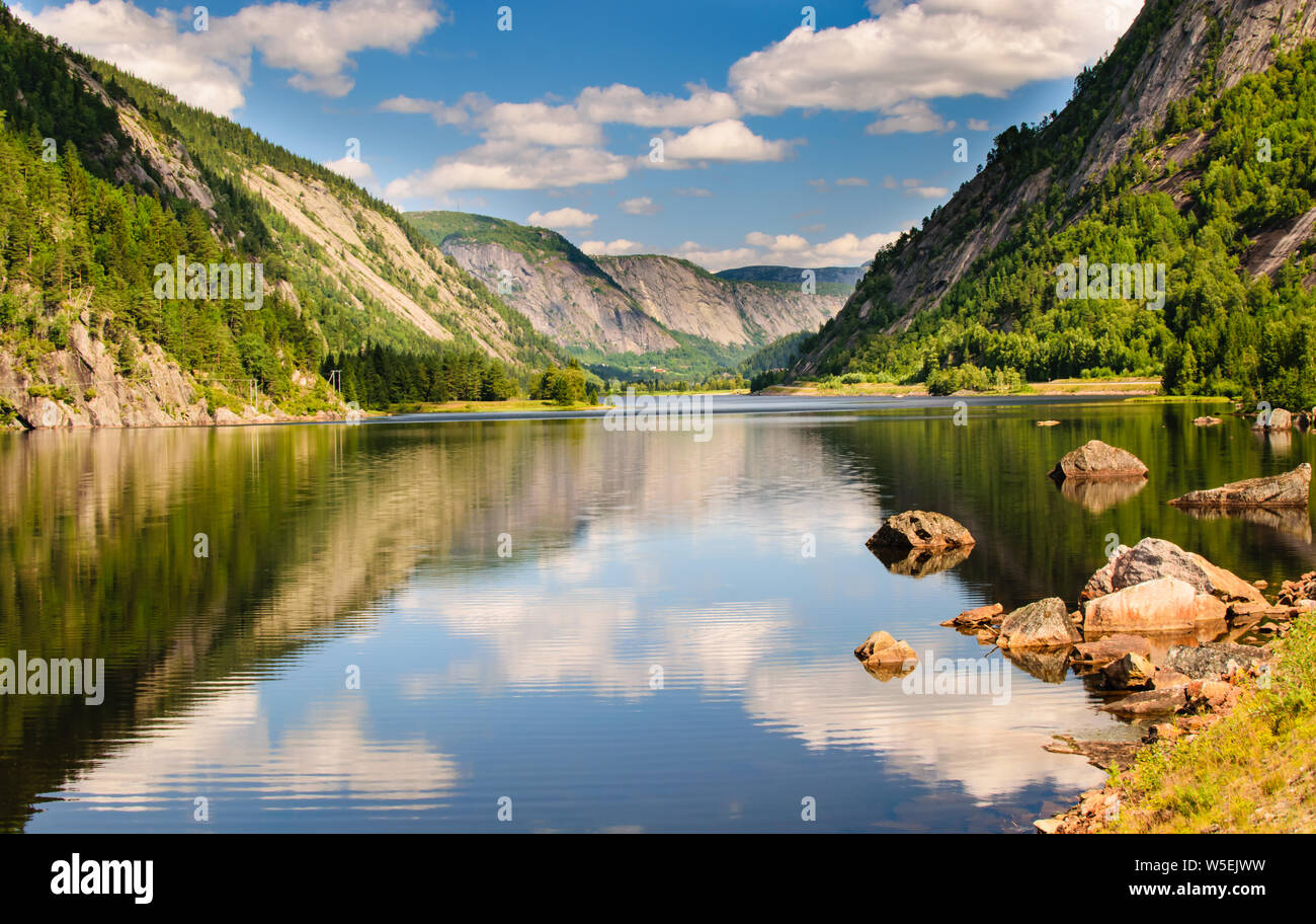 Norvegia Valle d'Estate con la verde montagna Foto Stock