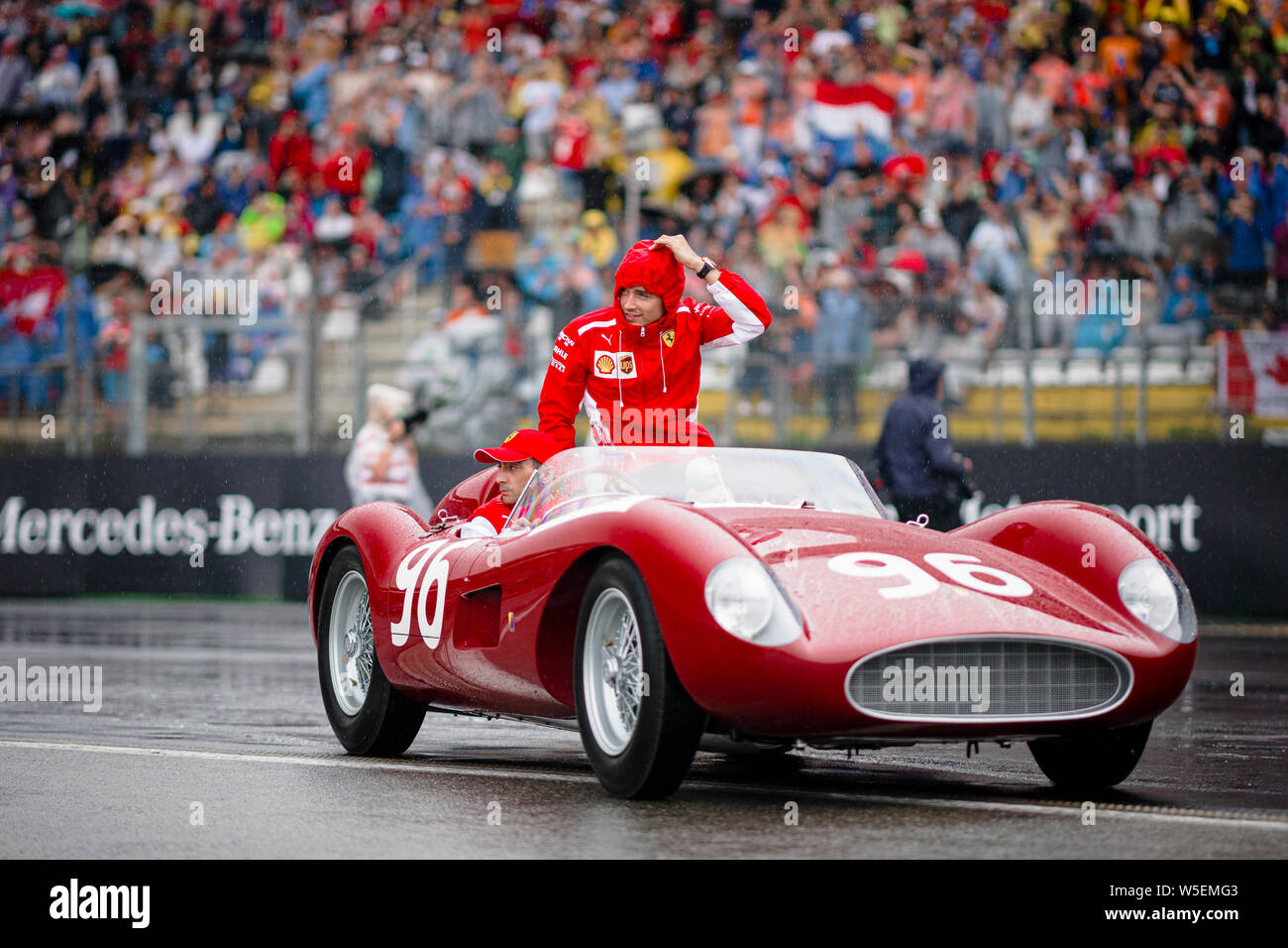 Hockenheim, Germania. 28 Luglio, 2019. La Scuderia Ferrari il pilota Monegasco Charles Leclerc assiste la parata dei piloti prima di iniziare il tedesco F1 Grand Prix gara. Credito: SOPA Immagini limitata/Alamy Live News Foto Stock