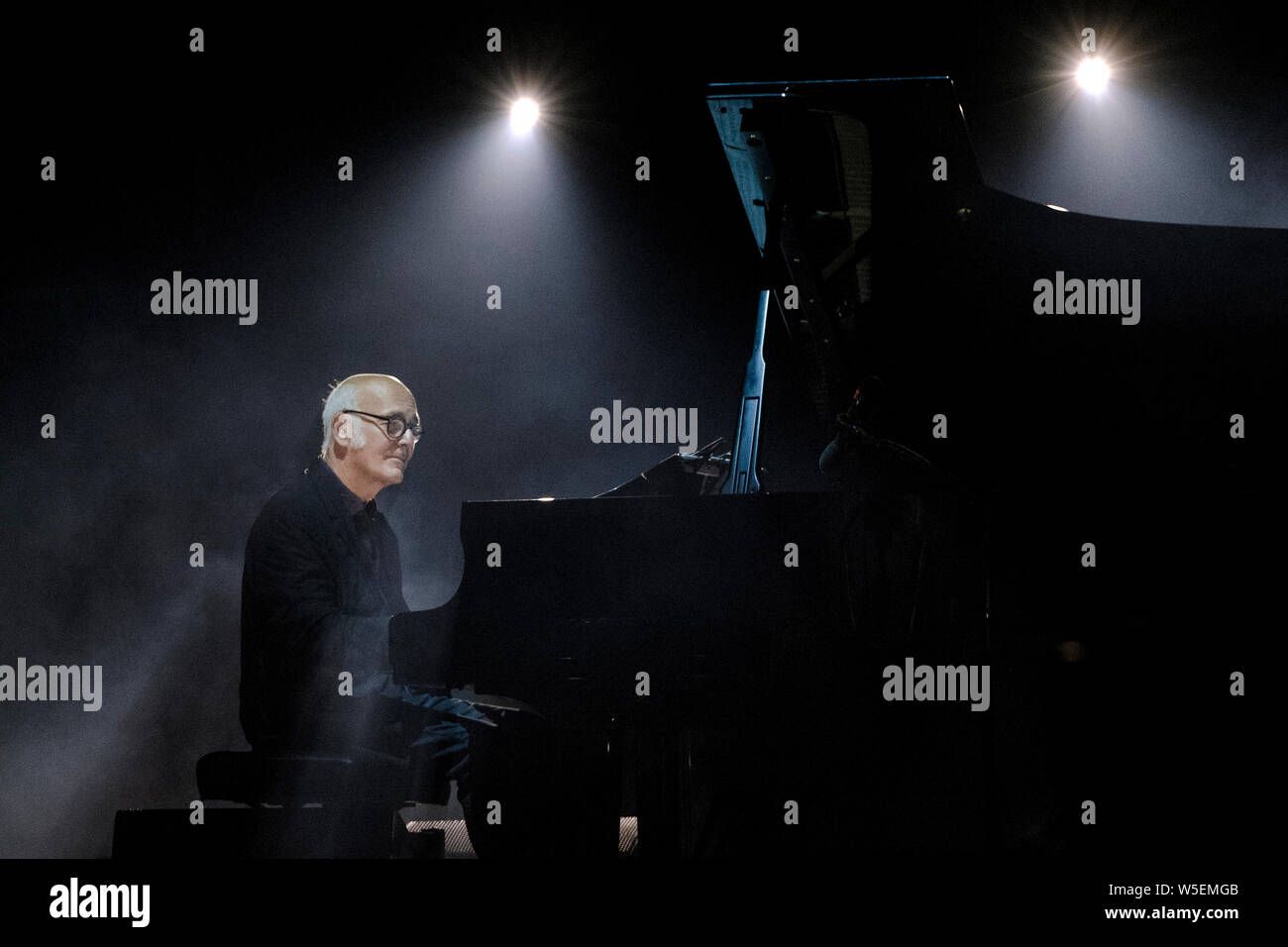 Napoli, Italia. 27 Luglio, 2019. Dopo diversi anni dall'ultima apparizione nella nostra città, Ludovico Einaudi torna a Napoli, che si esibiranno in arresto solo in Campania del suo tour mondiale a ETES Arena Flegrea! Credito: Massimo Solimene/Pacific Press/Alamy Live News Foto Stock