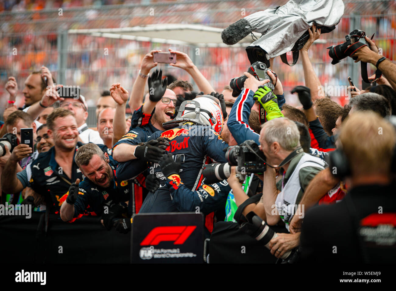 Hockenheim, Germania. 28 Luglio, 2019. La Red Bull Racing driver olandese Max Verstappen celebra con i suoi meccanici dopo aver vinto il tedesco F1 Grand Prix gara. Credito: SOPA Immagini limitata/Alamy Live News Foto Stock