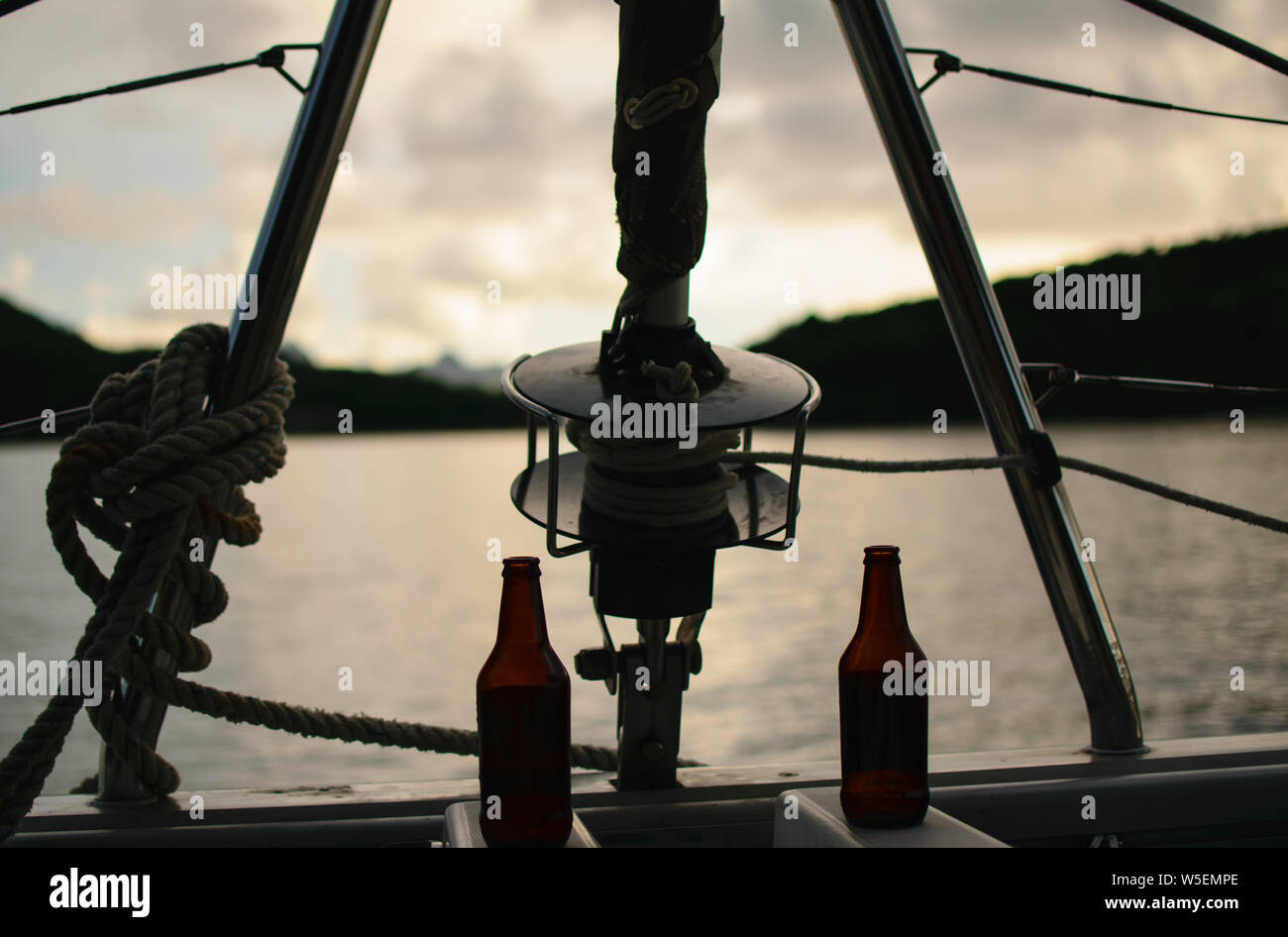 Birre su una barca al tramonto Foto Stock