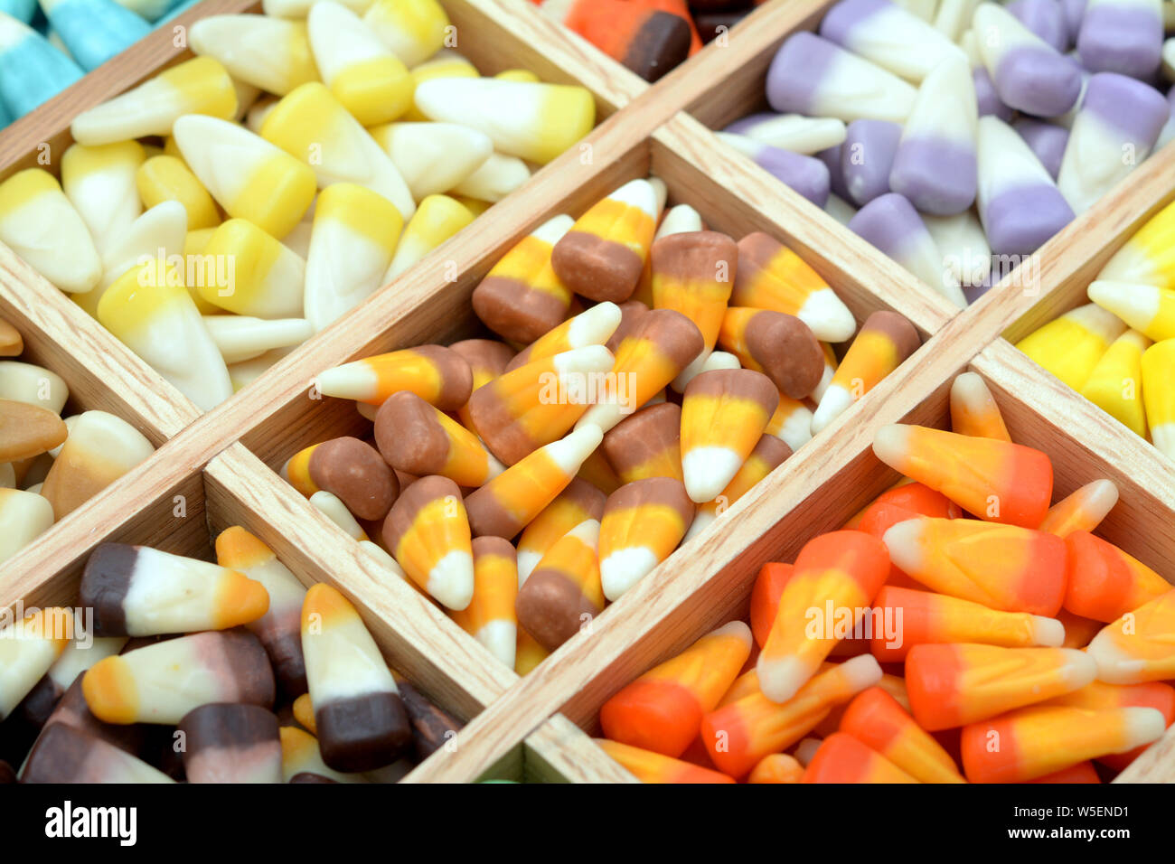 Un sacco di mais a dente di caramelle in cassa di legno per lo sfondo Foto Stock