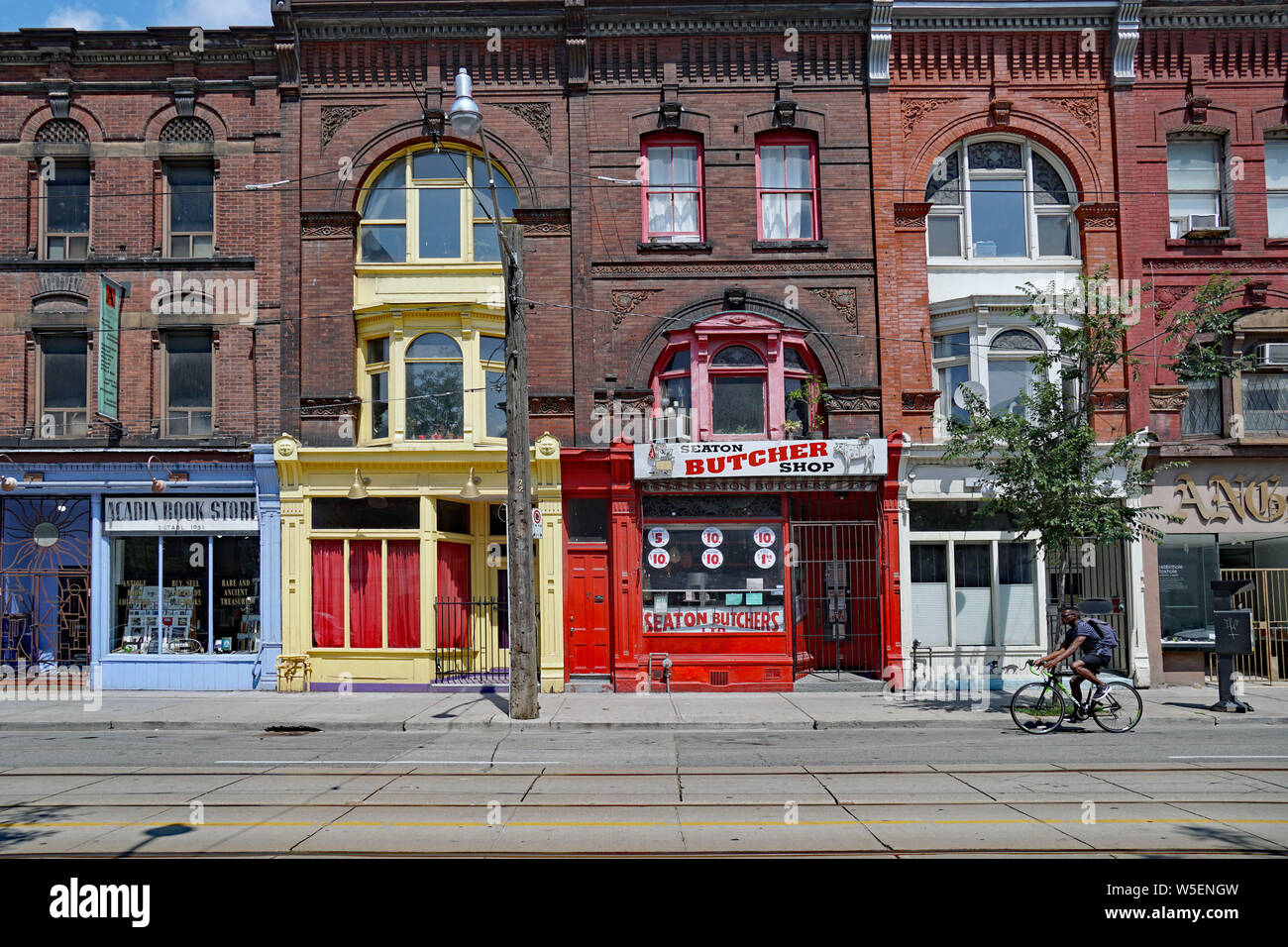 TORONTO - Luglio 2019: un blocco di ben conservati del XIX secolo di edifici commerciali su Queen Street. Foto Stock