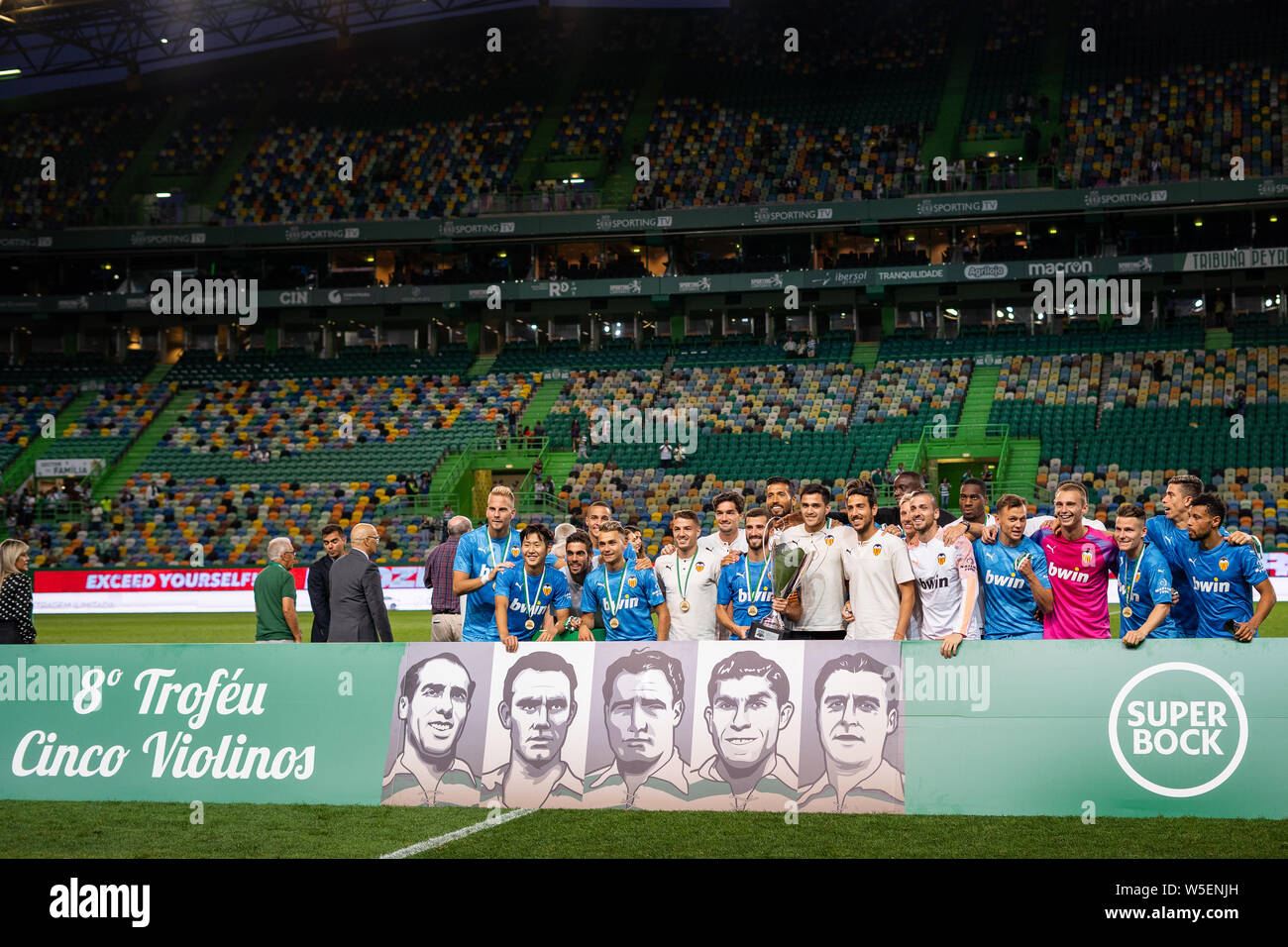 Lisbona, Portogallo. 28 Luglio, 2019. Valencia CF i giocatori con i cinque violini trofeo durante la finale di Pre-Season cinque violini 2019 Trofeo partita di calcio tra Sporting CP vs Valencia CF.(punteggio finale: Sporting CP 1 - 2 Valencia CF) Credito: SOPA Immagini limitata/Alamy Live News Foto Stock