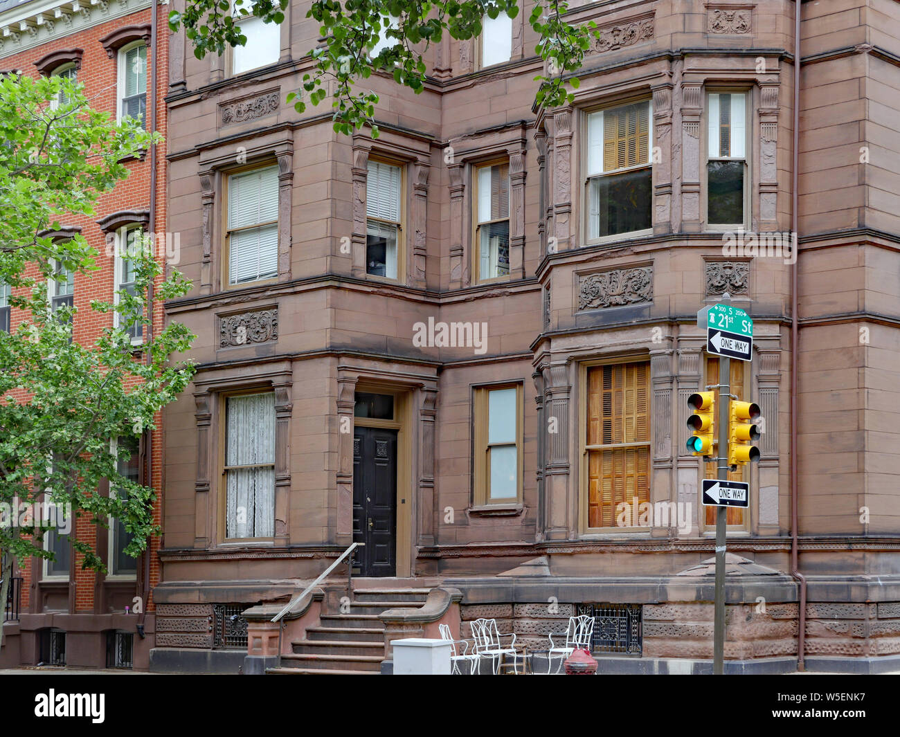 PHILADELPHIA - Maggio 2019: ornati in vecchio edificio di appartamenti in Piazza Rittenhouse quartiere. Foto Stock