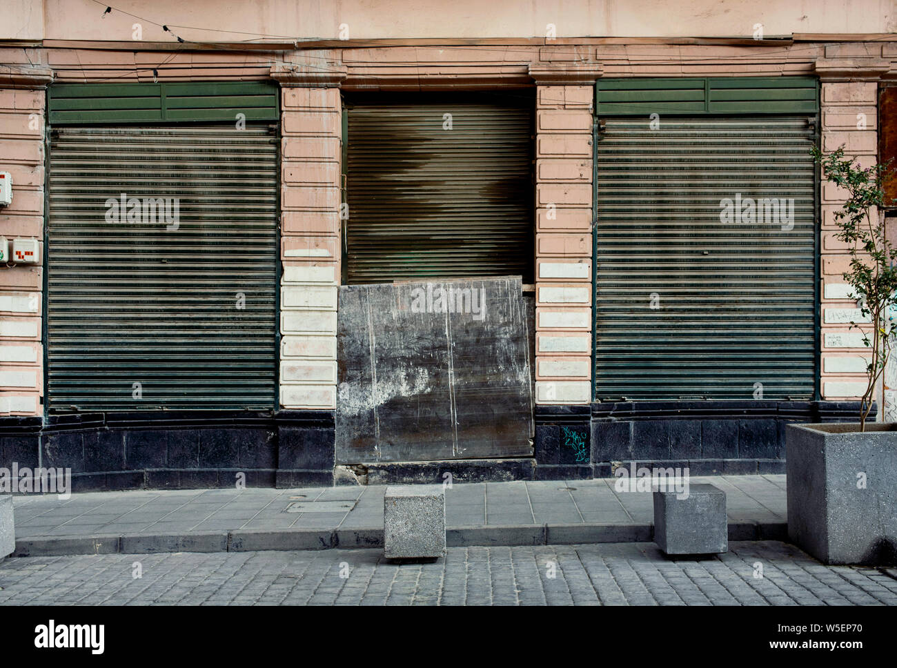 Strada urbana scena con un edificio abbandonato facciata e persiane chiuse nel centro storico di Città del Messico. CDMX, Messico. Giu 2019 Foto Stock