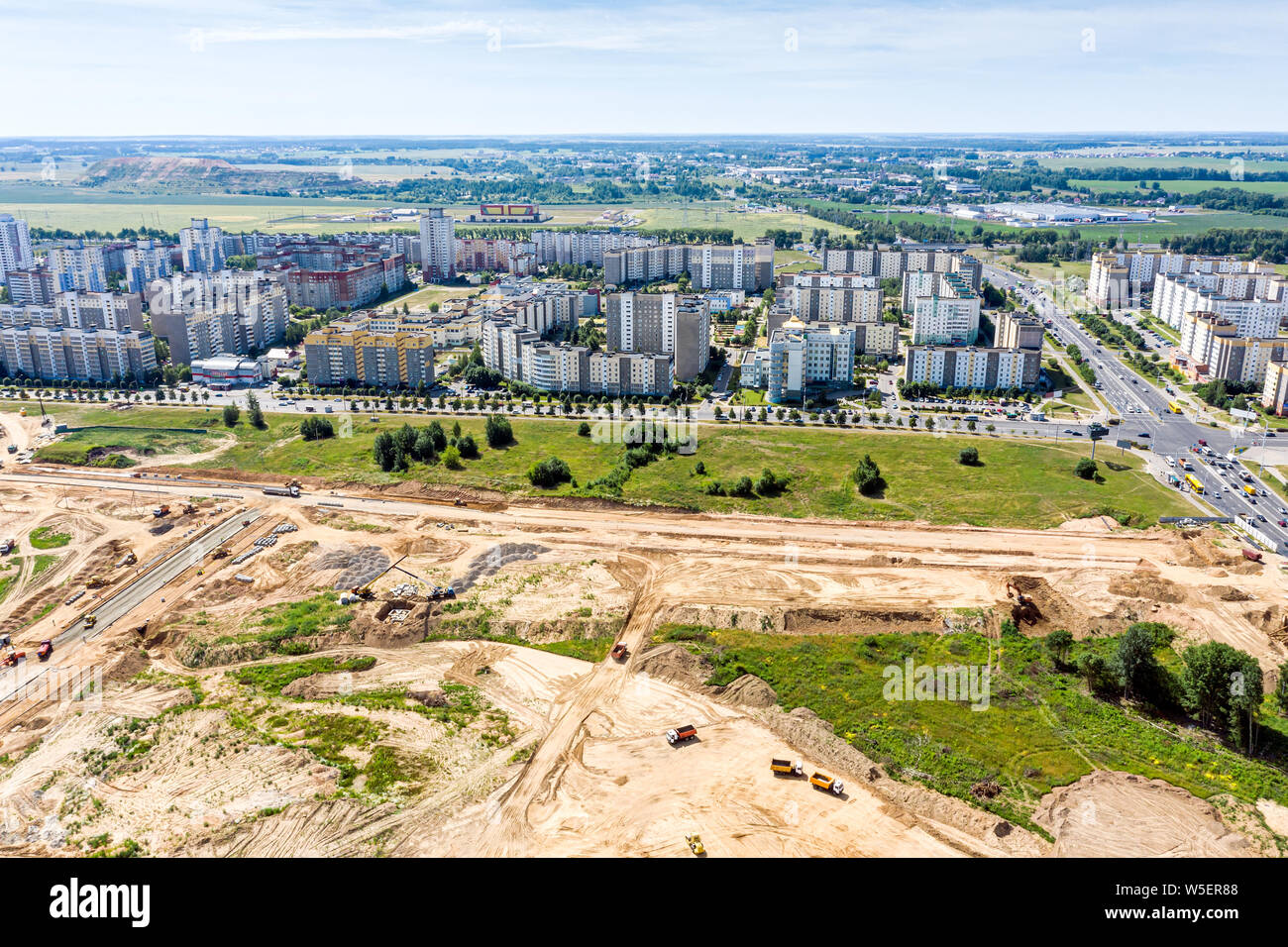 Panoramica vista superiore dell'area di periferia. costruzione di città nuova strada. drone immagine Foto Stock