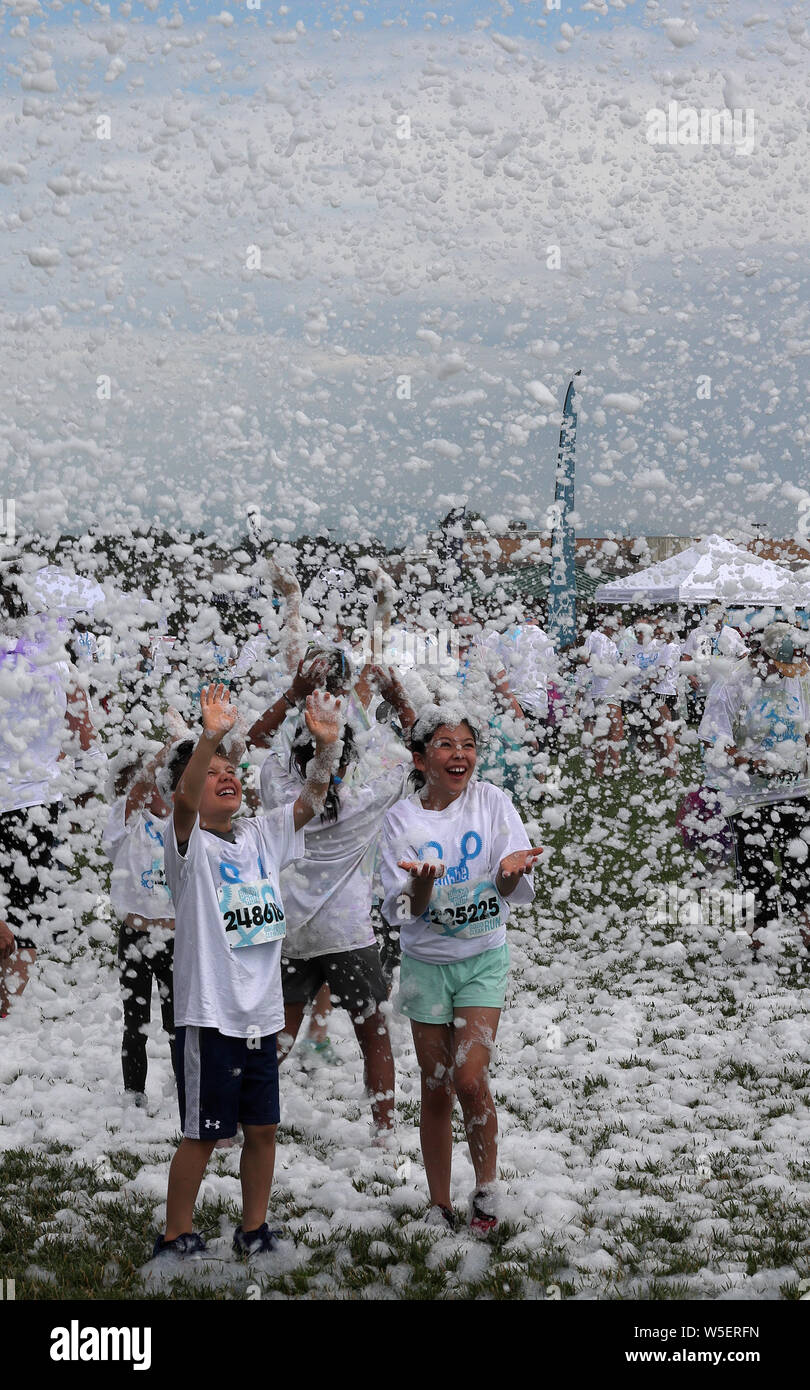 Denver, Colorado - Luglio 27, 2019: Bubble esecuzione in sport Lowry Park è un evento speciale allevatore. Bambini che giocano con la schiuma. Foto Stock