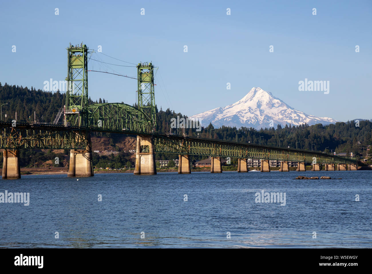 Bellissima vista di Hood River Bridge andando oltre il Columbia River con il monte Cofano in background. Preso in bianco e salmone, Washington, Stati Uniti d'America. Foto Stock