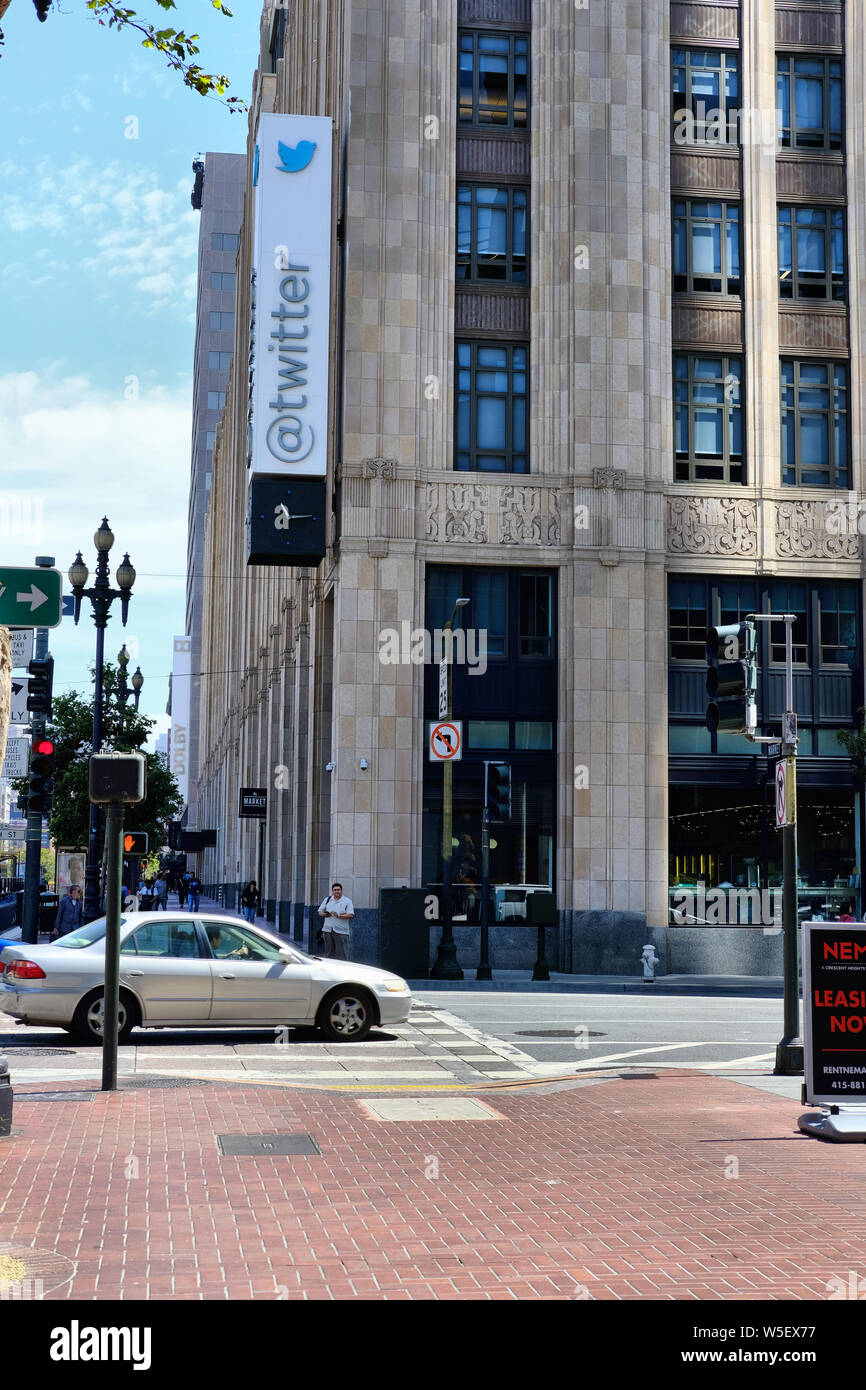 Vista esterna del quartier generale di Twitter con segno e logo su Market Street a San Francisco, California. Foto Stock