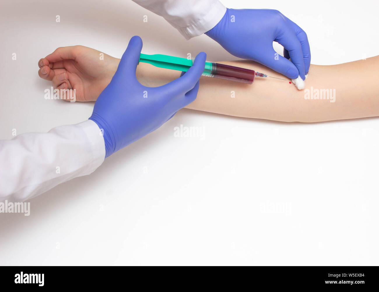 Un medico prende un biochimico prova di sangue dalla vena di un paziente per un esame del sangue, sfondo bianco, copia dello spazio, la proteina C reattiva, bilirubina indiretta Foto Stock