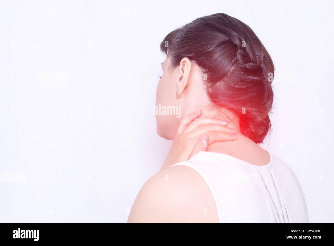 Una giovane ragazza tiene un mal di collo in cui la sporgenza e la fibromialgia dei muscoli, mediche, spazio copia, spalla corpino periartriti Foto Stock