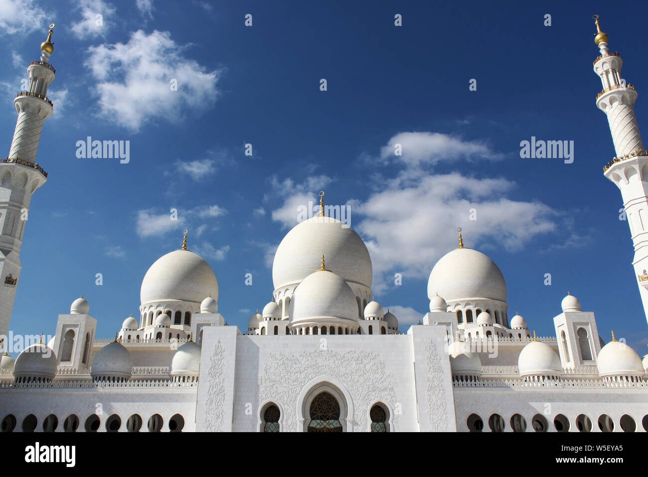 Sheikh Zayed Grande Moschea di Abu Dhabi Emirati Arabi Uniti con cielo blu e nuvole Foto Stock