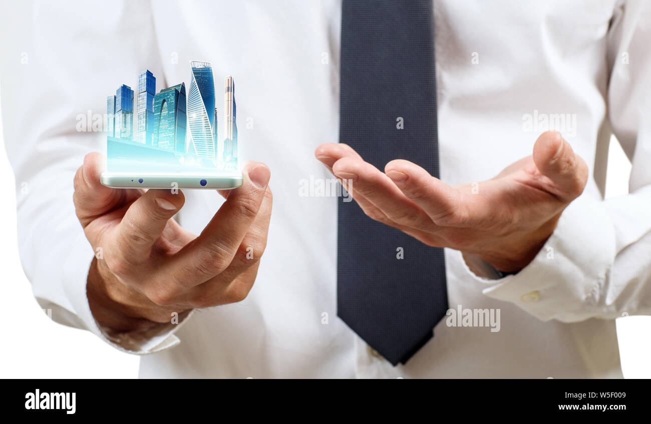 Business mano trattiene skyskrappers sulla mano tesa. Foto Stock