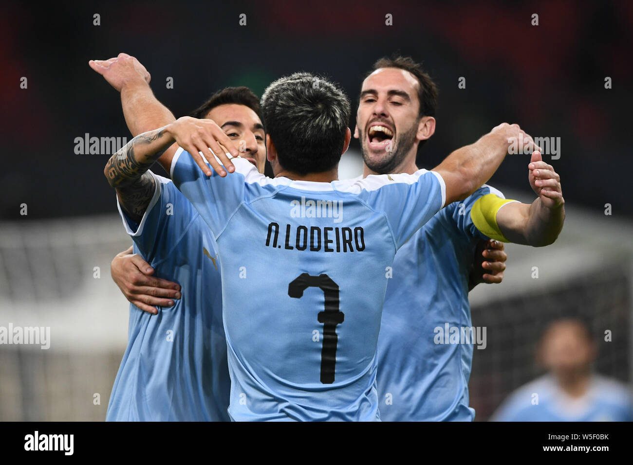 Matias Vecino, sinistra, dell'Uruguay national football team festeggia con i suoi compagni di squadra dopo il punteggio contro la Thailandia nazionale di calcio durante il Foto Stock
