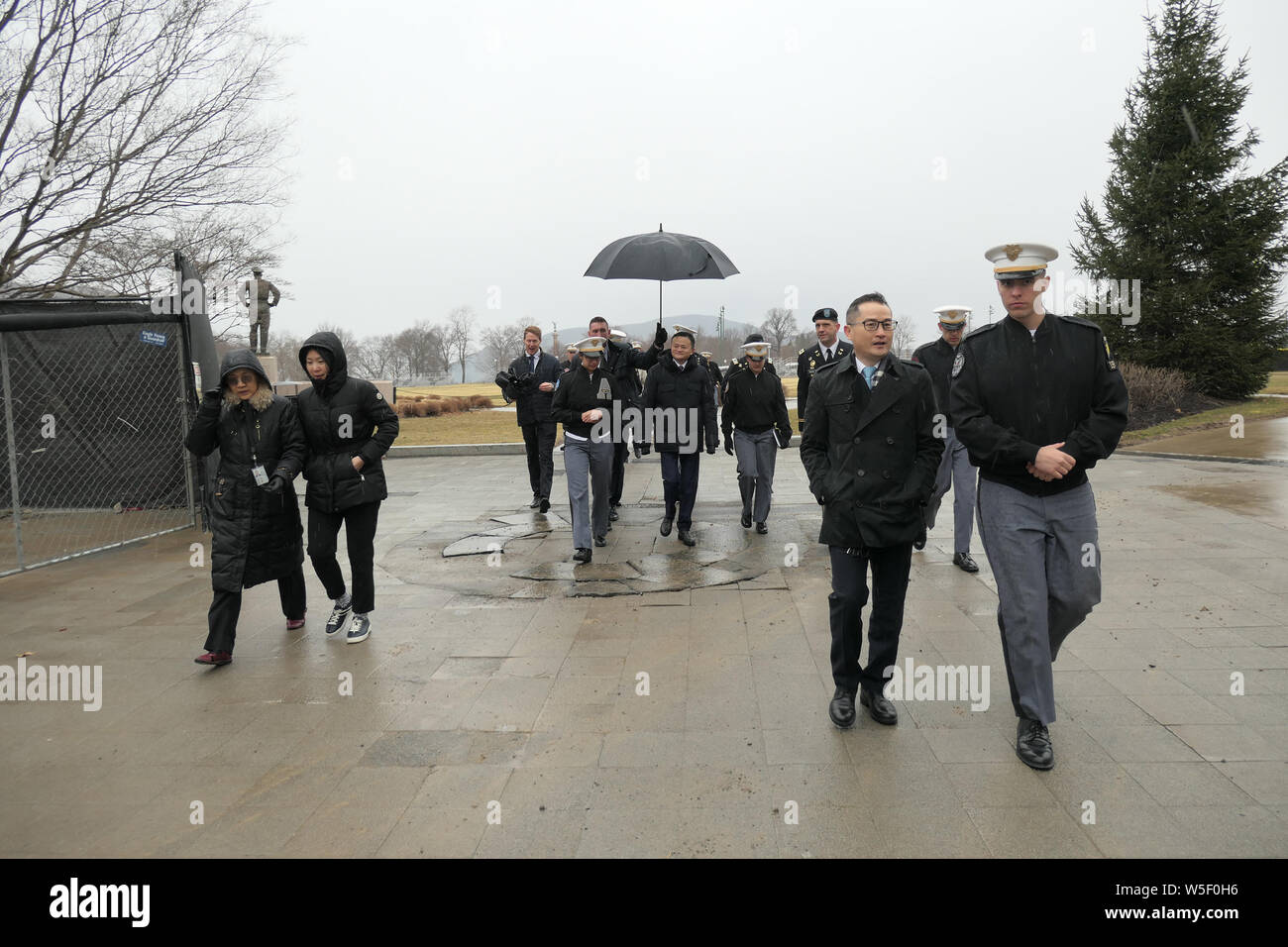 Ma Jack o Ma Yun, centro, Presidente cinese di e-commerce gigante gruppo Alibaba, visite l'Accademia Militare degli Stati Uniti (USMA) a West Point,, Nuovo Yo Foto Stock