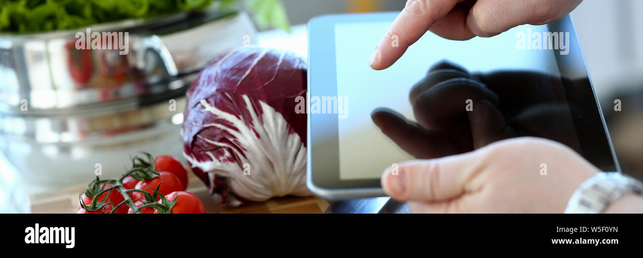 Uomo di puntamento Vlogger vegano insalata di verdure ricetta Foto Stock