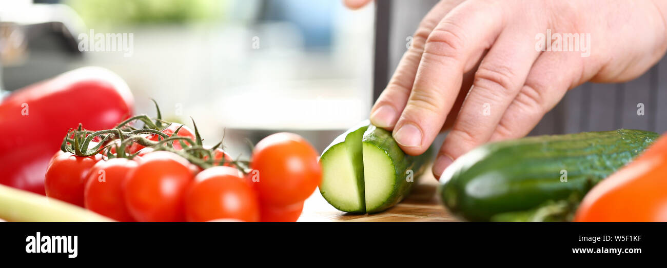 Mani maschio verde taglio organici Foto di cetriolo Foto Stock