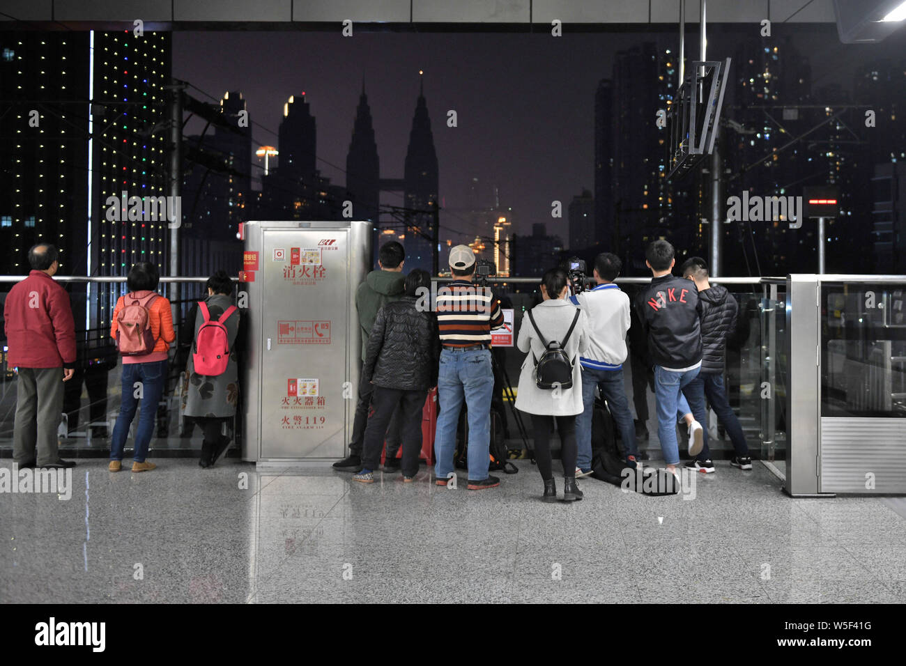 I passeggeri di attendere per il treno della metropolitana presso la stazione di Haitangxi sulla linea Loop di Chongqing Rail Transit in notturna a Chongqing Cina, 11 marzo 2019. Foto Stock