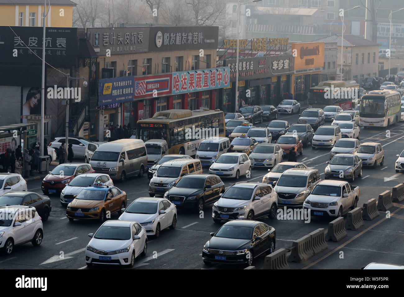 Le vetture si muovono lentamente su una strada sopraelevata il primo giorno di scuola in un ingorgo nella città di Harbin, a nord-est della Cina di Provincia di Heilongjiang, 1 marzo 2019 Foto Stock