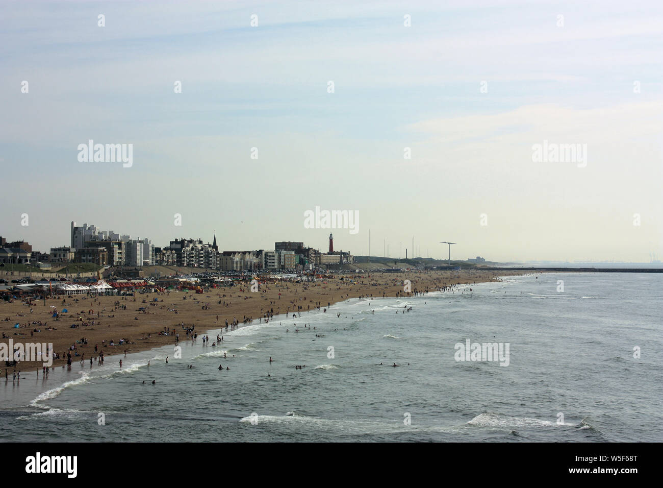 Alla gente piace godere della calda aria aperta a Scheveningen, rinomata località balneare in estate. Si tratta di un luogo ideale per passeggiare e prendere il sole. Foto Stock