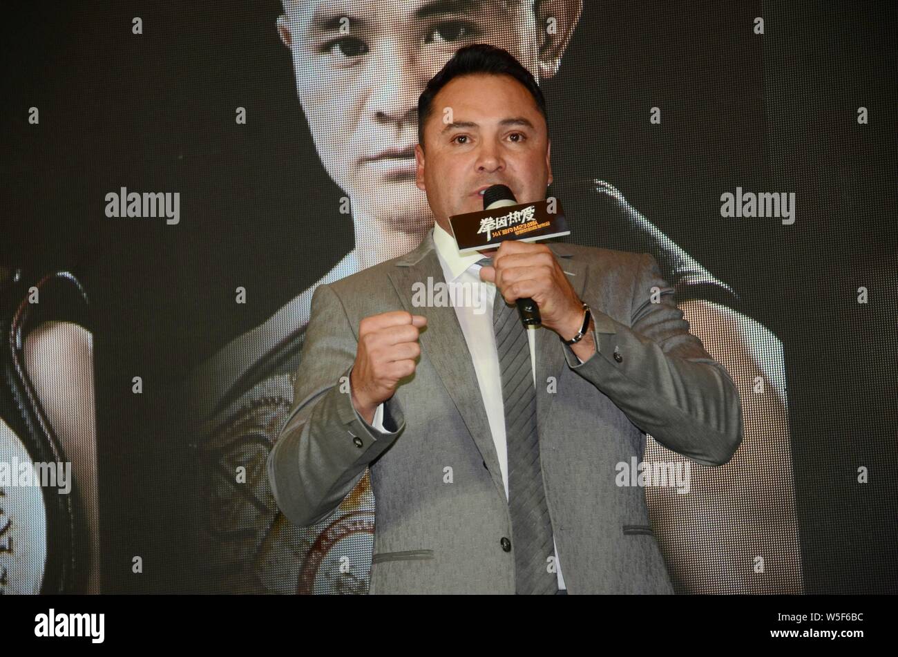 American ex boxer professionale Oscar De La Hoya assiste la conferenza stampa per la 4° World Boxing campionato vs Giappone Cina a Shanghai in Cina Foto Stock