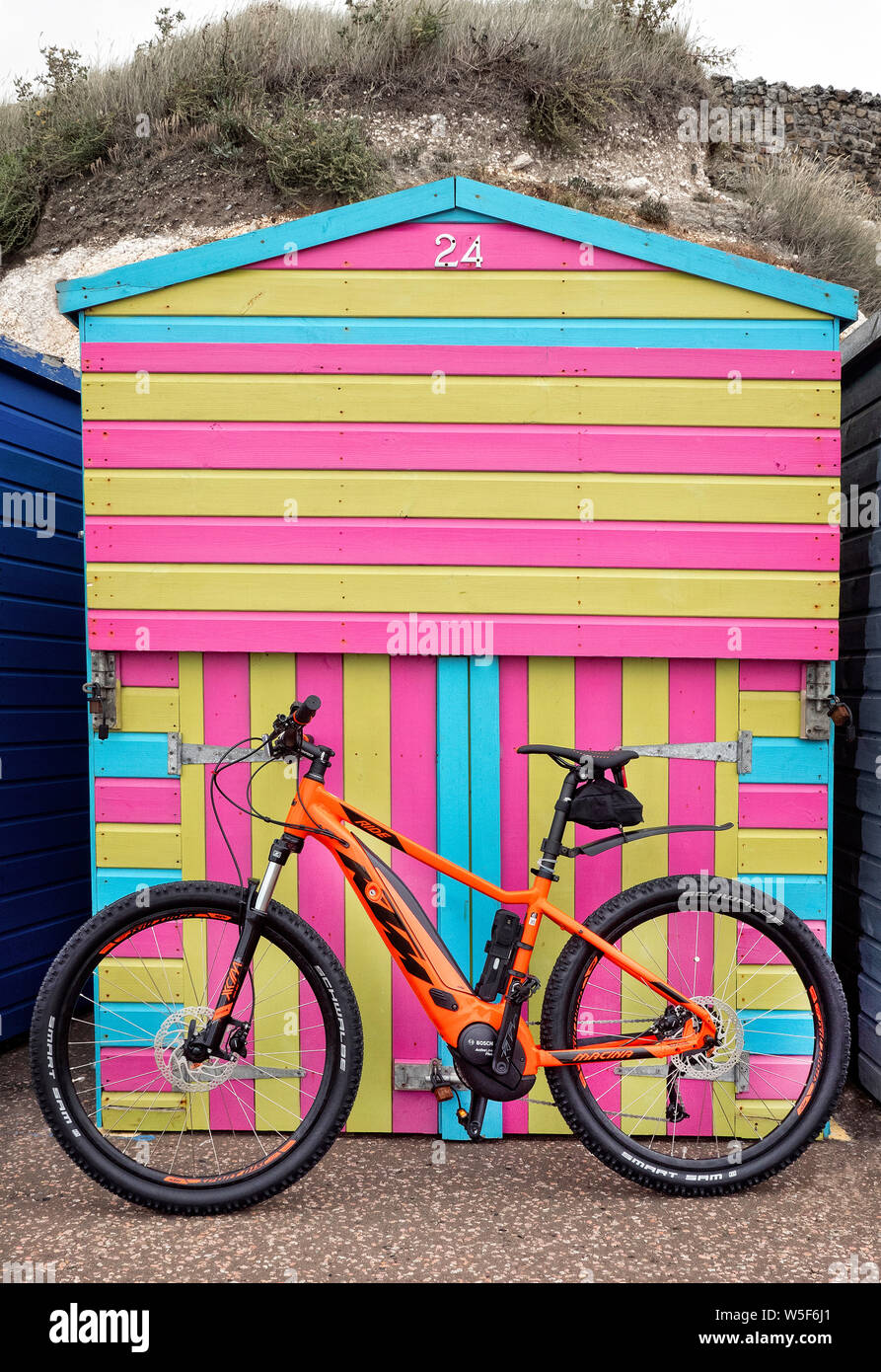 KTM bicicletta elettrica parcheggiato contro un beachhut in Margate Kent REGNO UNITO Foto Stock
