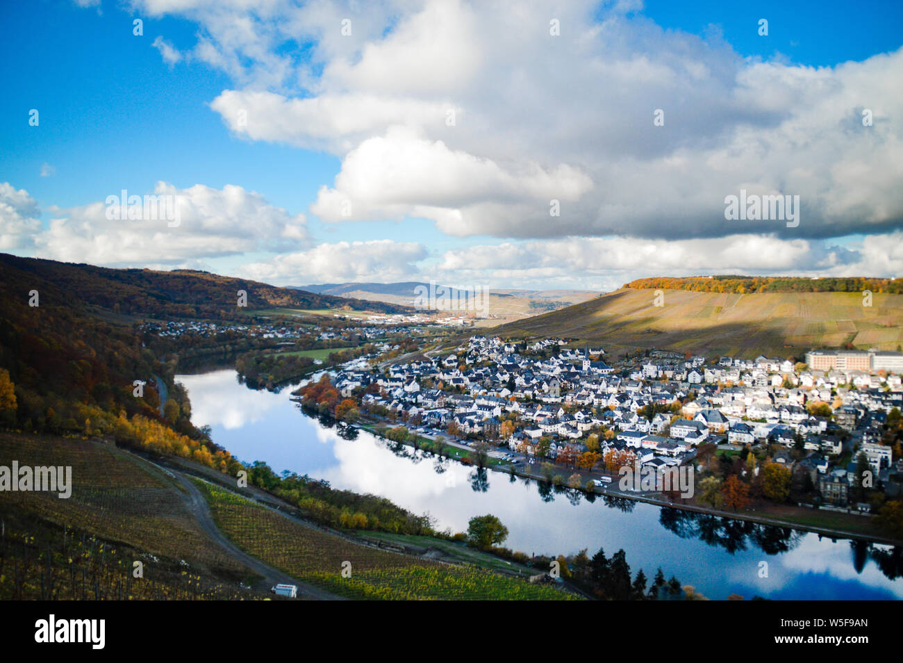 Vista aerea della valle di Mosel, Bernkastel-kues, Germania durante la stagione autunnale Foto Stock