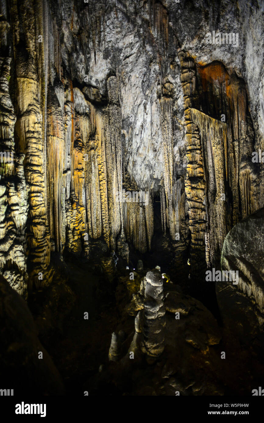 Grotte di Artà (calette d'Artà) nel comune di Capdepera, nel nord-est dell'isola di Mallorca, Spagna Foto Stock