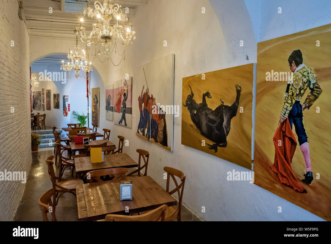 Il bar e il poster di famosi toreri nei corridoi dell'arena Plaza de toros de la Malagueta a Malaga, Andalusia, Spagna Foto Stock