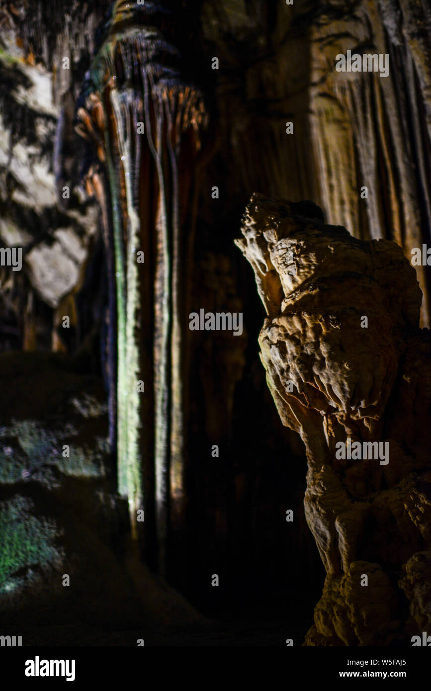 Grotte di Artà (calette d'Artà) nel comune di Capdepera, nel nord-est dell'isola di Mallorca, Spagna Foto Stock