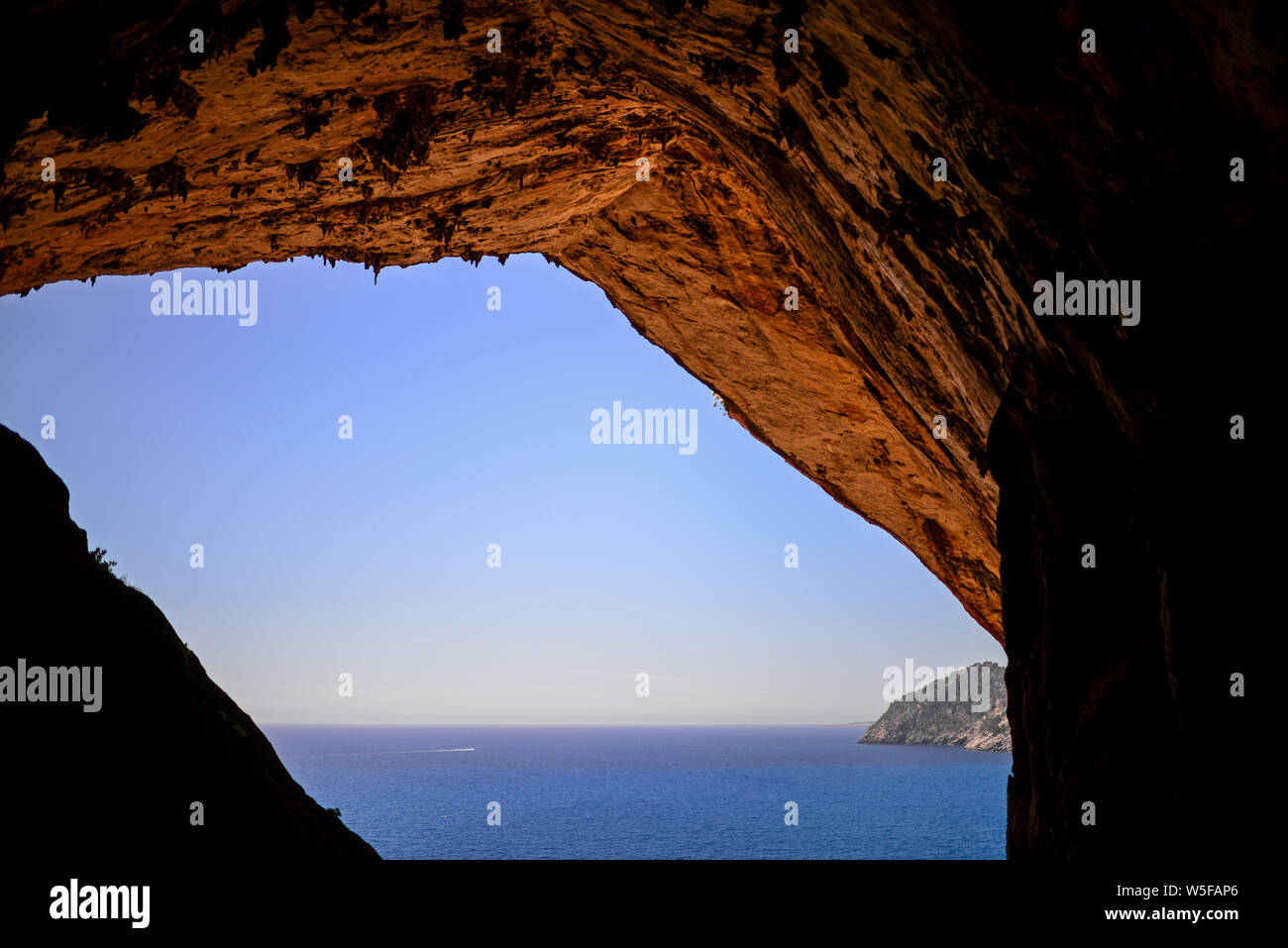 Vista del mar mediterraneo da grotte di Artà (calette d'Artà) nel comune di Capdepera, nel nord-est dell'isola di Mallorca, Spagna Foto Stock