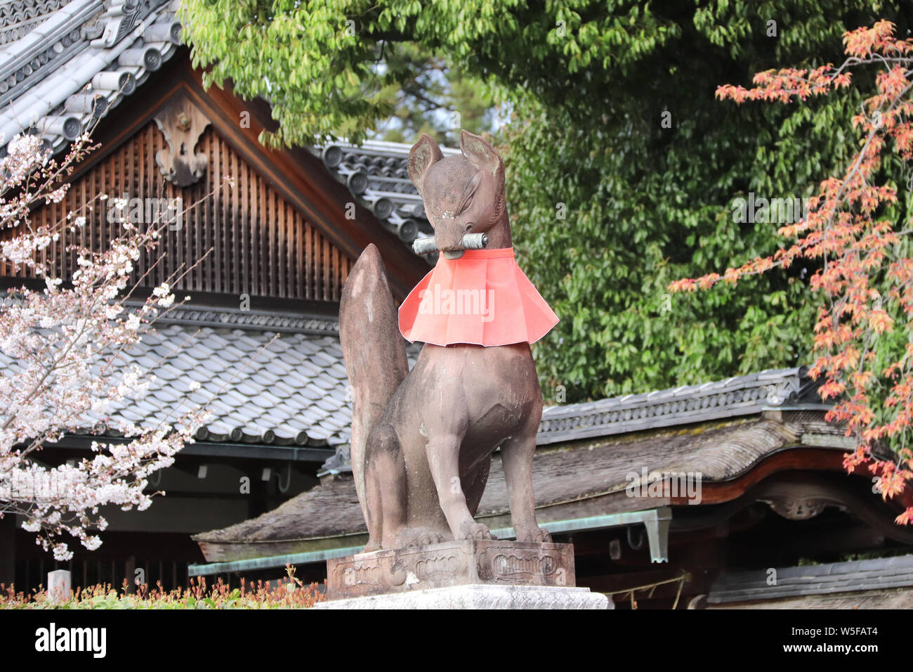 Statua di Pietra di Inari fox a Fushimi Inari santuario a Kyoto, Giappone Foto Stock