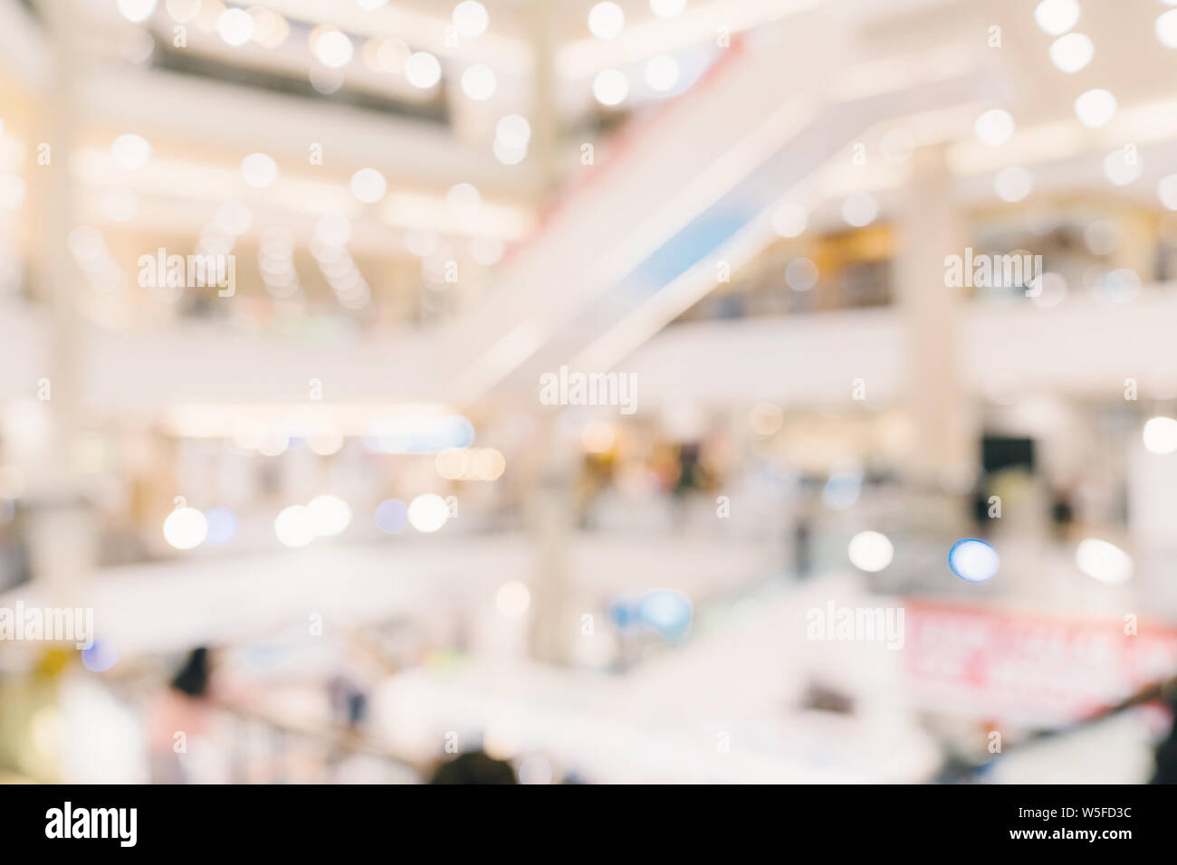 Abstract blur sullo sfondo la folla di persone nel centro commerciale per lo sfondo, Vintage tonica. Foto Stock
