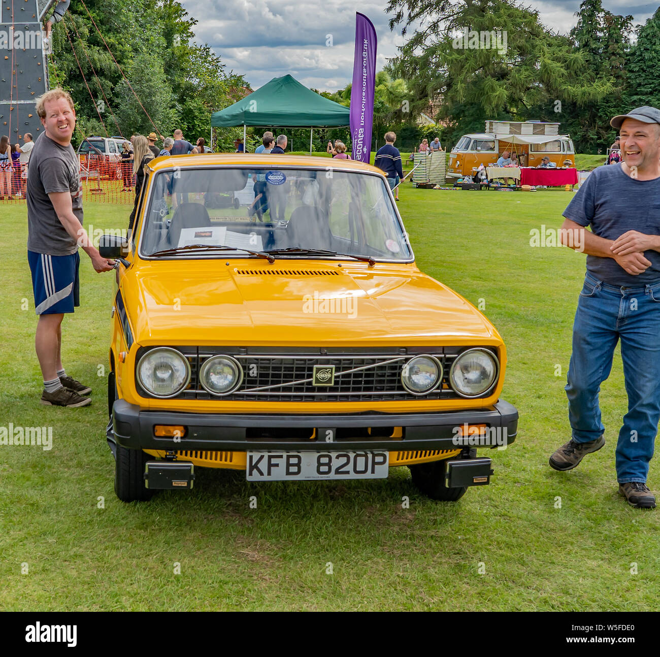 Vista frontale di un classico giallo Volvo 66GL sul display all'annuale classic car show a Wroxham, Norfolk, Regno Unito Foto Stock