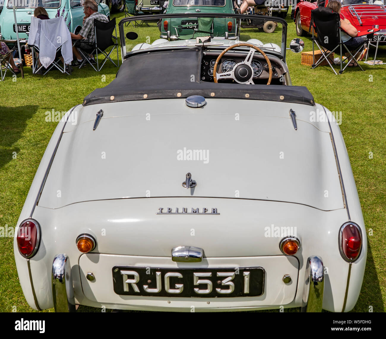 Una vista da dietro di una sommità aperta vintage auto Triumph sul display all'annuale classic car show a Wroxham, Norfolk, Regno Unito Foto Stock
