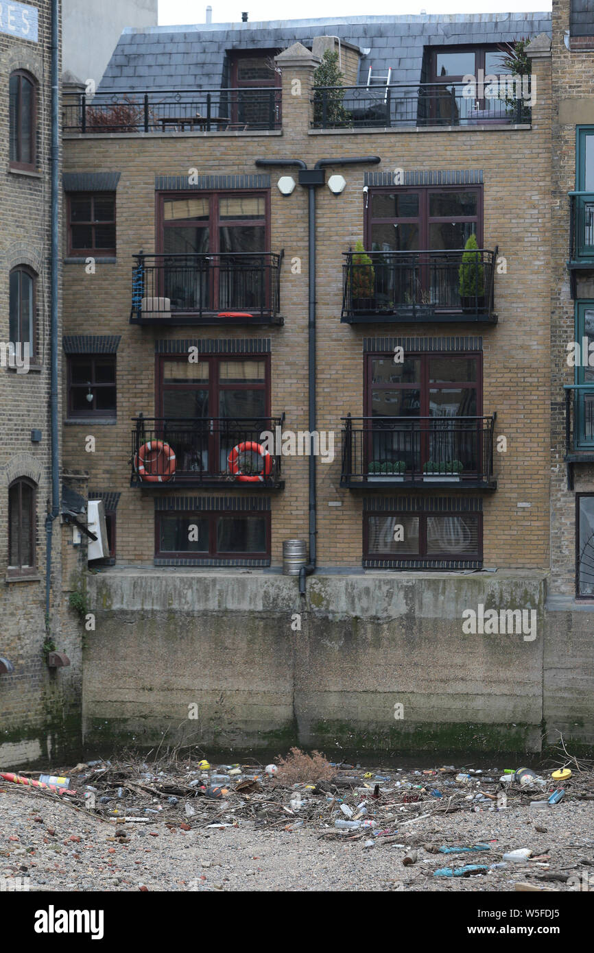 Limekiln Docks Limehouse East London e di rifiuti di plastica che è gettato nel Fiume Tamigi si raccoglie alla fine. Foto Stock