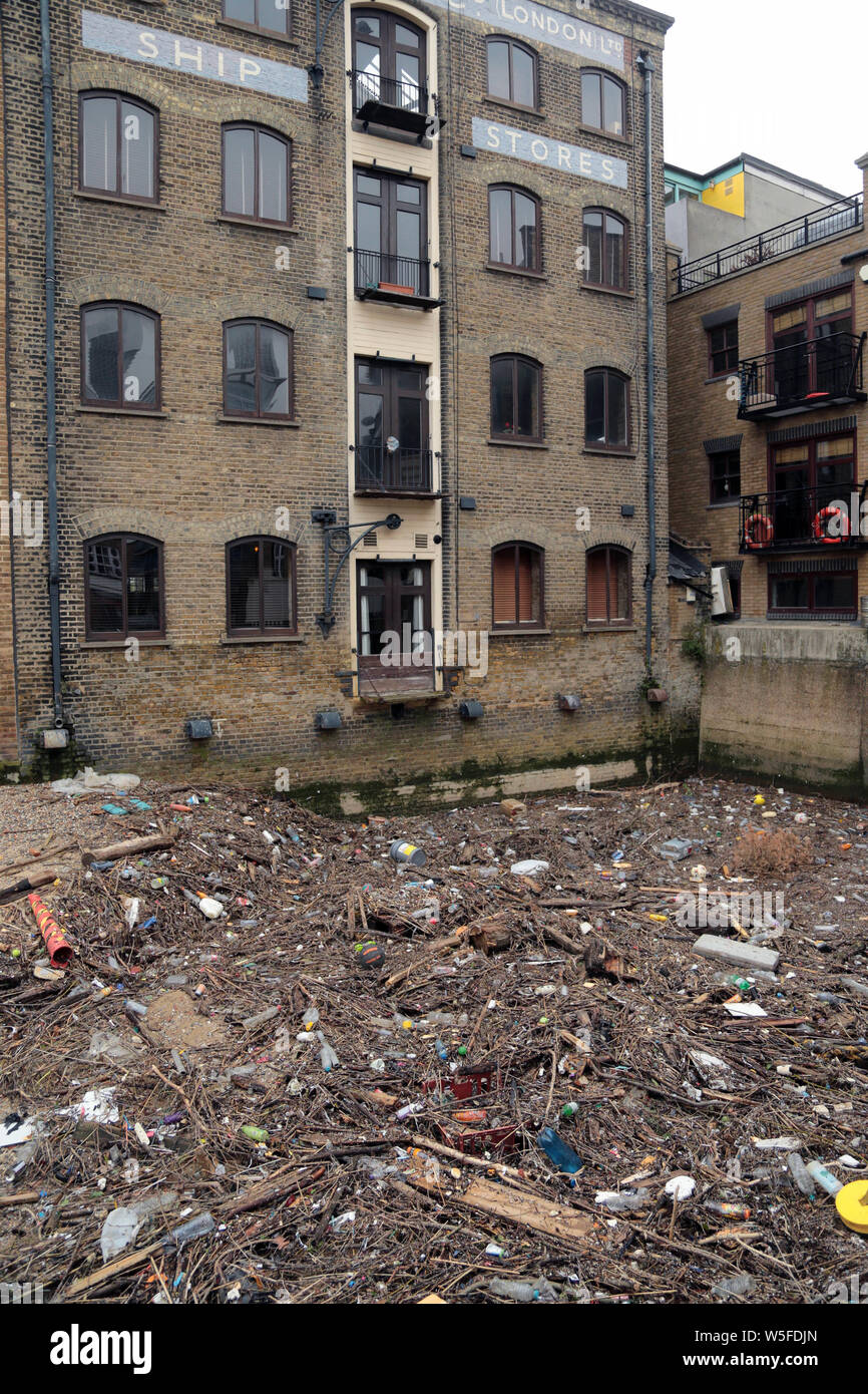 Limekiln Docks Limehouse East London e di rifiuti di plastica che è gettato nel Fiume Tamigi si raccoglie alla fine. Foto Stock