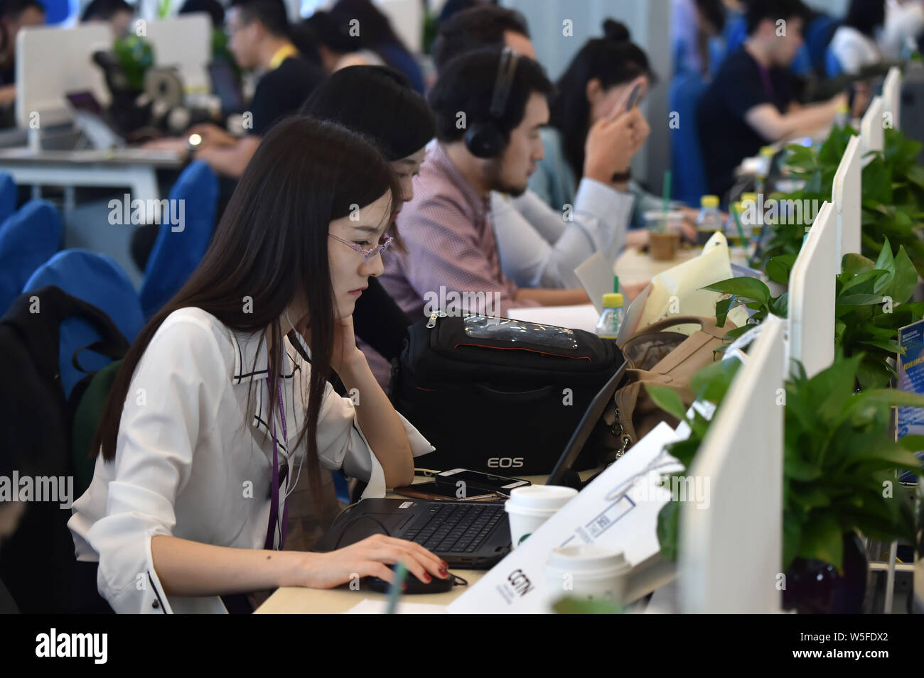 I giornalisti lavorano presso il centro multimediale durante il Forum Boao per l Asia Conferenza annuale 2019 alla BFA International Convention Center a Boao, Qiongha Foto Stock