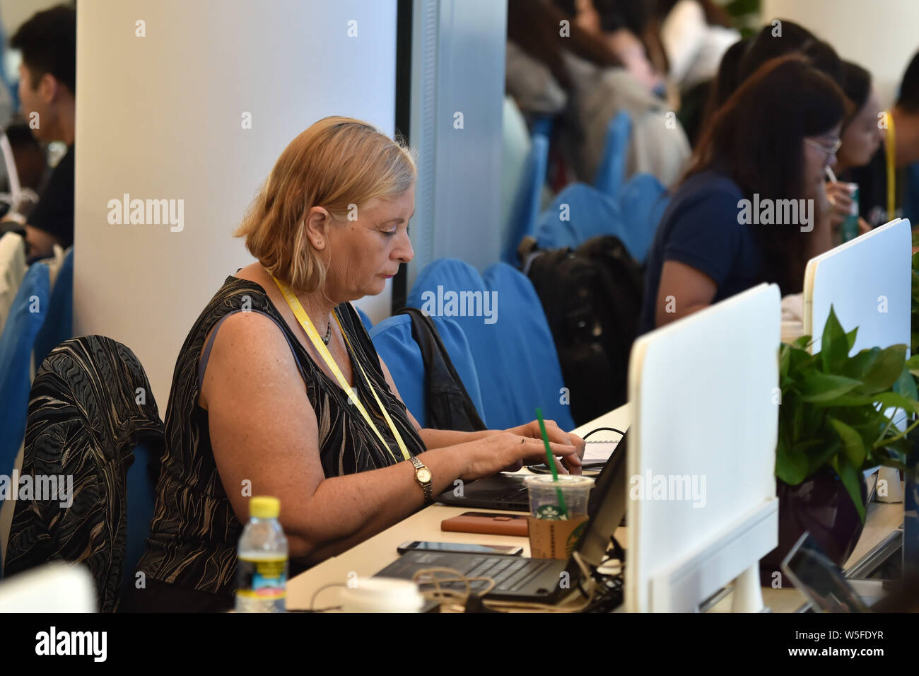 I giornalisti lavorano presso il centro multimediale durante il Forum Boao per l Asia Conferenza annuale 2019 alla BFA International Convention Center a Boao, Qiongha Foto Stock