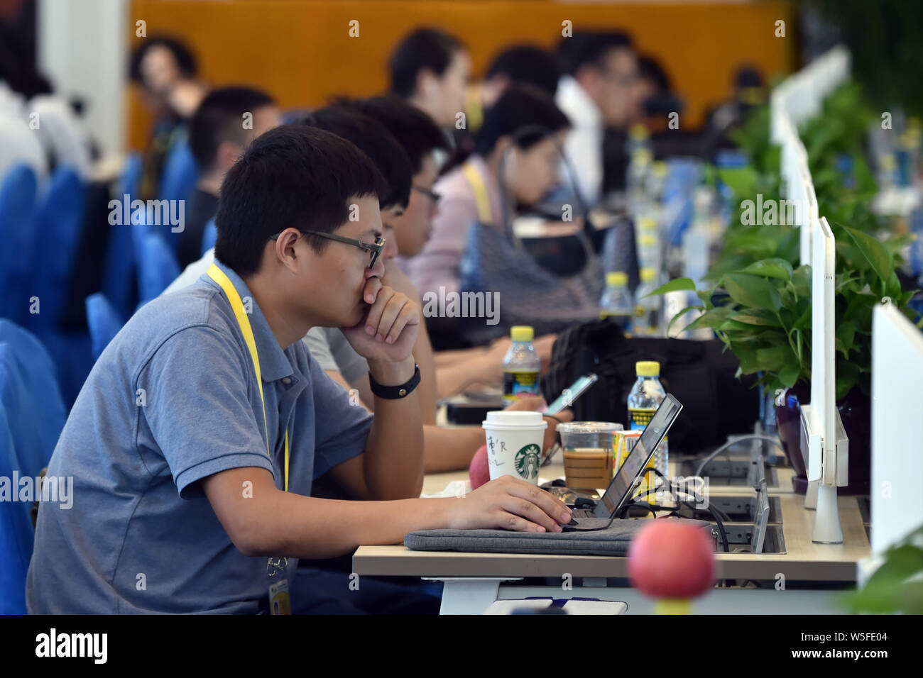 I giornalisti lavorano presso il centro multimediale durante il Forum Boao per l Asia Conferenza annuale 2019 alla BFA International Convention Center a Boao, Qiongha Foto Stock