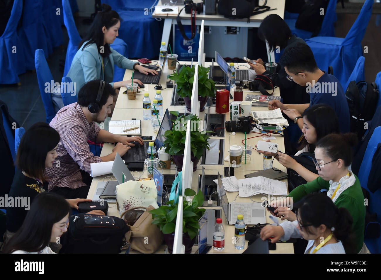 I giornalisti lavorano presso il centro multimediale durante il Forum Boao per l Asia Conferenza annuale 2019 alla BFA International Convention Center a Boao, Qiongha Foto Stock