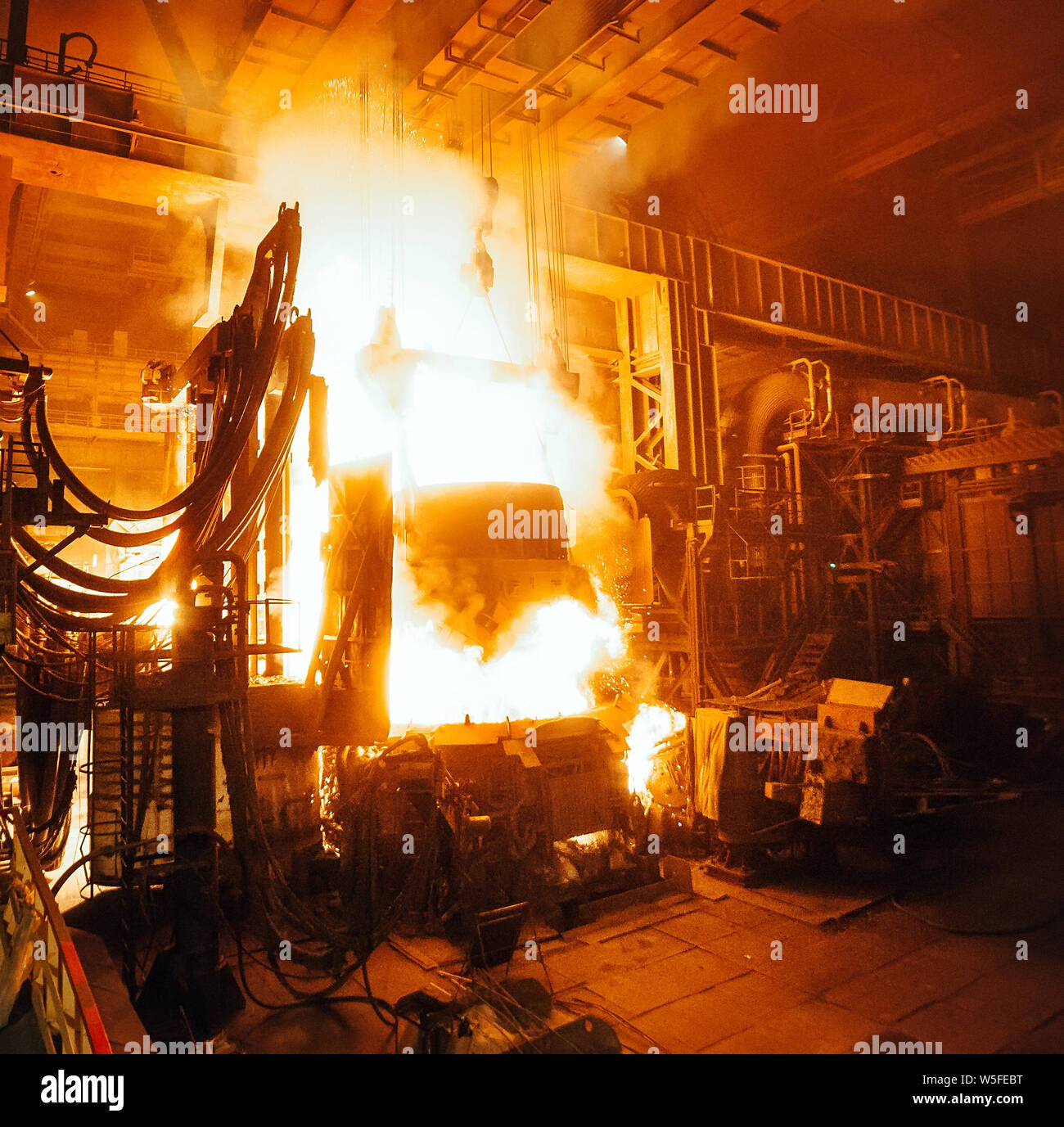 La produzione di acciaio in forni elettrici. Enorme ferriere. Foto Stock