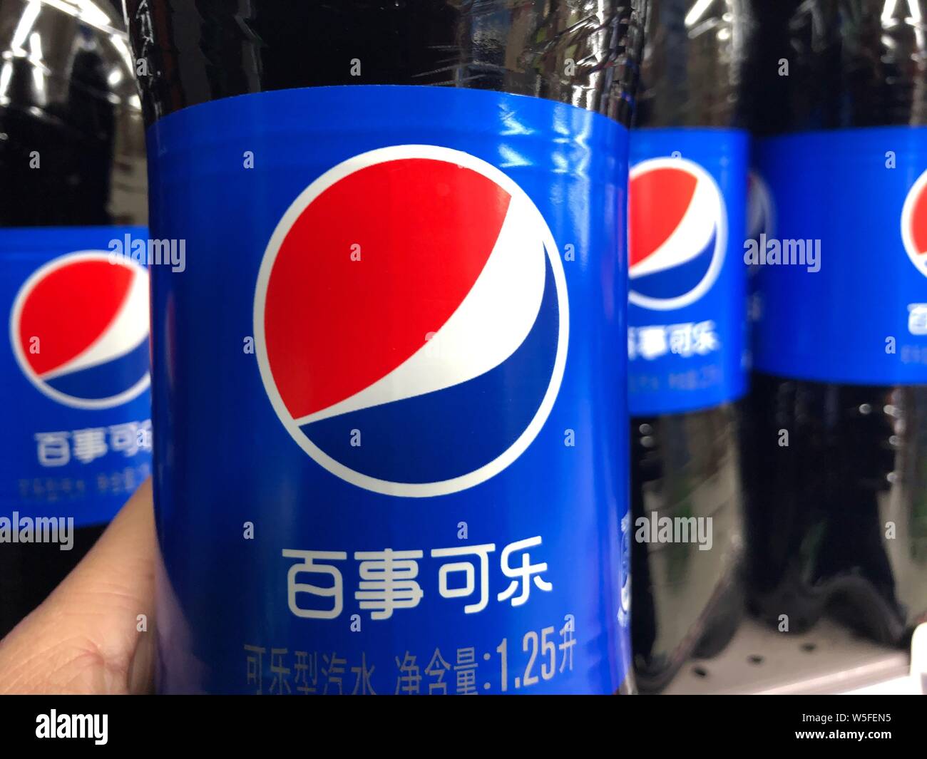 --FILE--un cliente negozi per Pepsi Cola di PepsiCo in un supermercato a Shanghai in Cina, 16 dicembre 2018. PepsiCo, un leader nel settore alimentare e delle bevande compa Foto Stock