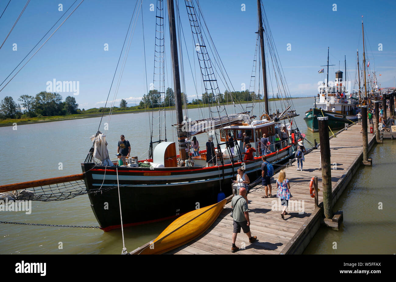 (190729) -- PECHINO, luglio 29, 2019 (Xinhua) -- la gente visita Tall navi durante il XVI Richmond annuale Festival marittimo in Richmond, Canada, 28 luglio 2019. Richmond Maritime Festival, una celebrazione marinare del patrimonio marittimo e storia in Canada, in primo piano le navi visualizza, siti storici visita e prestazioni e hanno attirato migliaia di visitatori. (Foto di Liang Sen/Xinhua) Foto Stock